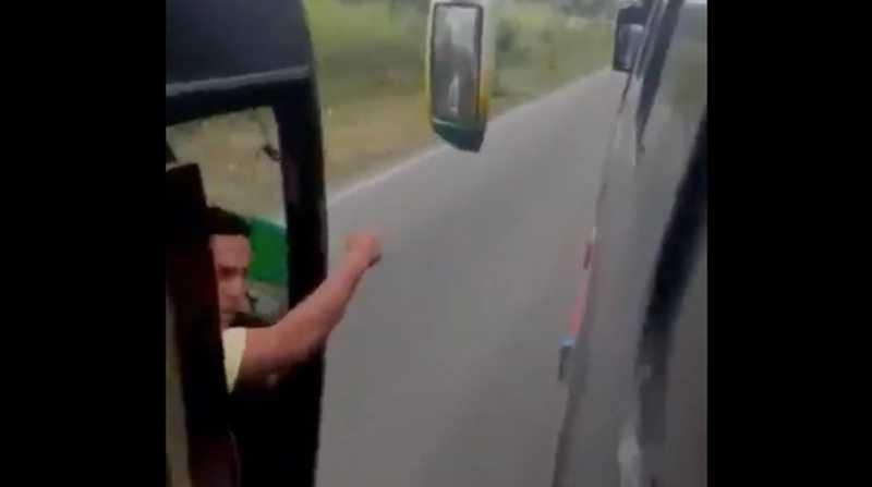 En video quedó registrado el momento que dos buses competían por la vía. Foto: Captura de video