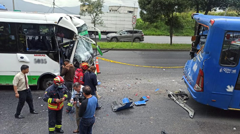 El choque de los dos buses con pasajeros dejó 10 personas afectadas en el sur de Quito. Foto: Armando Lara para EL COMERCIO