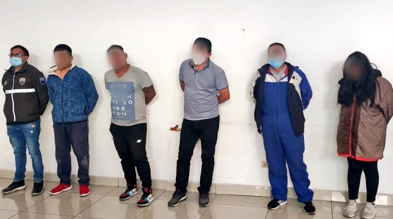 La Policía detuvo a cinco personas por supuestamente robar un cajero automático, en Quito. Foto: Cortesía/Policía