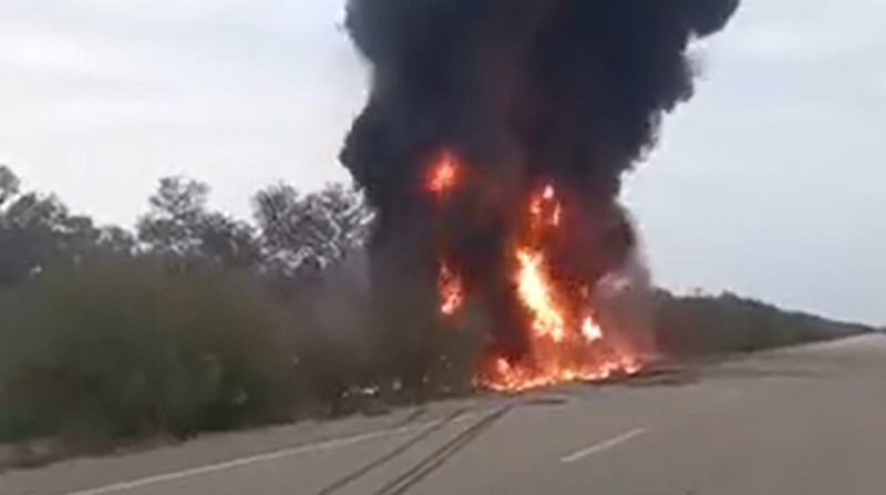 En el video se registra que un camión cisterna está en llamas. Al llegar las autoridades encontraron los restos del conductor calcinados. Foto: Captura