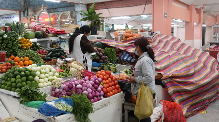 La zanahoria es uno de los productos de la canasta básica que mayor alza de precios registró en centros de abastos. Foto: Diego Pallero / EL COMERCIO
