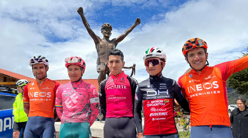 Ciclistas élite de Ecuador. Desde la izquierda están Jhonatan Narváez, Jonathan Caicedo, Nixon Rosero, Alexander Cpeda y Richard Carapaz. Foto de Omar Chamorro, tomada de la cuenta Twitter @almeida_ernesto