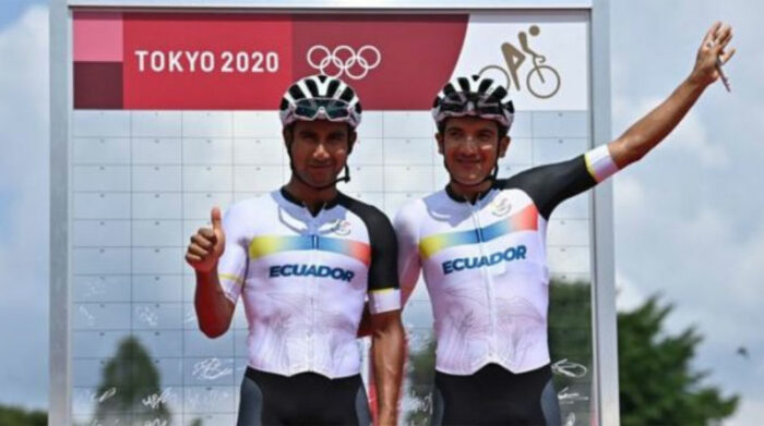 Richard Carapaz (der) y Jhonatan Narváez el 24 de julio del 2021, el día que Carapaz ganó la medalla de oro en Tokio 2020. Foto: Twitter @EnBiciEC