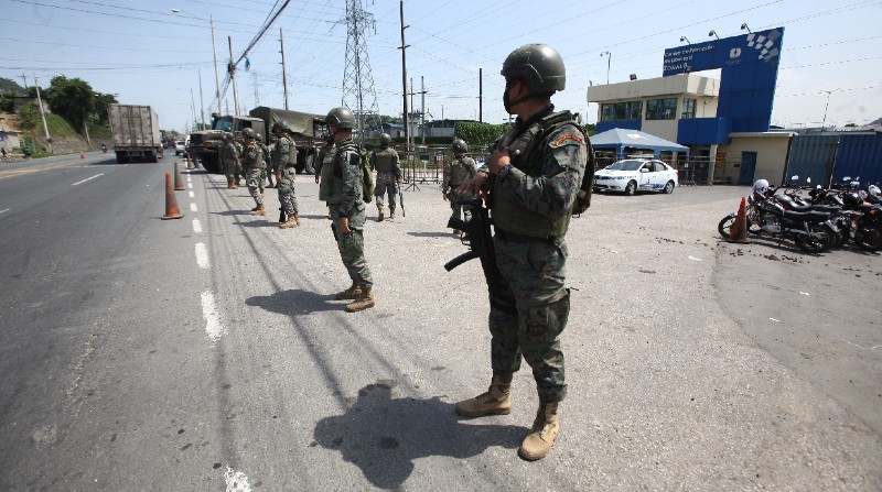 Militares y policías resguardan en el exterior del centro de detención en Guayaquil. Foto: Archivo / El Comercio