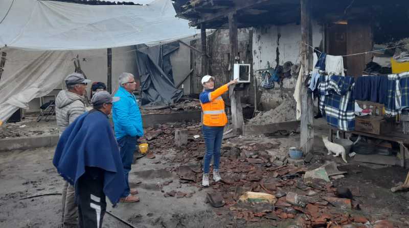 Personal del Servicio Nacional de Gestión de Riesgos y Emergencias durante las inspecciones de daños estructurales de viviendas, en Carchi. Foto: Twitter @cetorresb