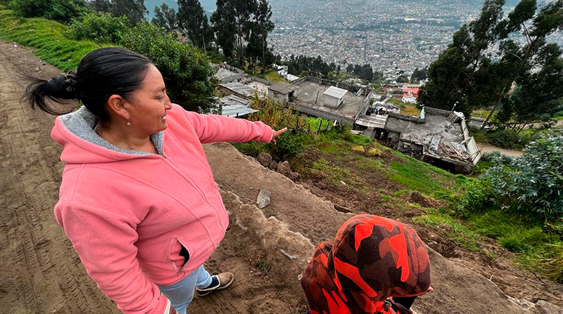 La moradora pide la ayuda del Municipio para evitar que un nuevo deslave dañe su casa. Foto: Patricio Terán / EL COMERCIO
