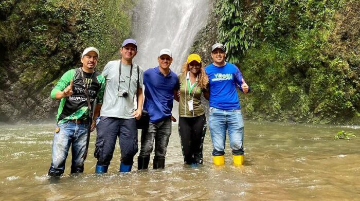 Los aventureros aprovechan el torrente de las cascadas para llevarse los mejores recuerdos posibles a sus hogares. Fotos: Cortesía Prefectura de Esmeraldas