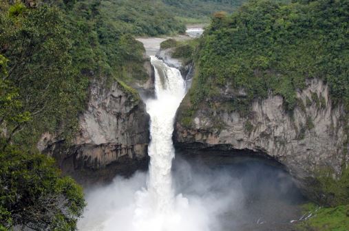   Antigua vista de la cascada de San Rafael, ubicada entre las provincias de Napo y Sucumbíos. Foto: Ministerio de Ambiente