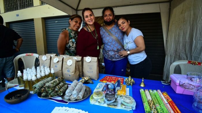 María José Nath (centro) ofreció productos de su emprendimiento holístico. Foto: Enrique Pesantes / El Comercio