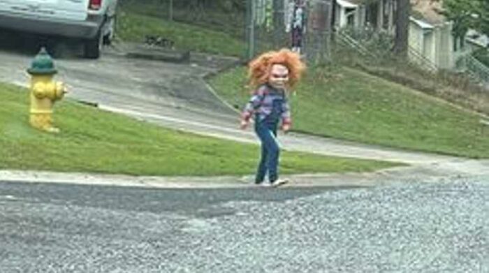Un niño de cinco años con su disfraz del muñeco diabólico recorrió el vecindario. Foto: Internet