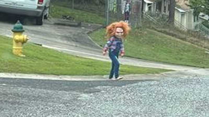 Un niño de cinco años con su disfraz del muñeco diabólico recorrió el vecindario. Foto: Internet