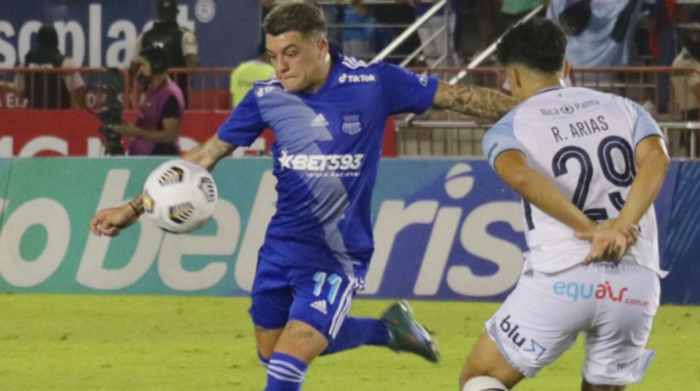 Jugadores de Emelec (izquierda) y Guayaquil City disputan un balón en el estadio Christian Benítez en la LigaPro 2022. Foto: Twitter @CSEmelec.