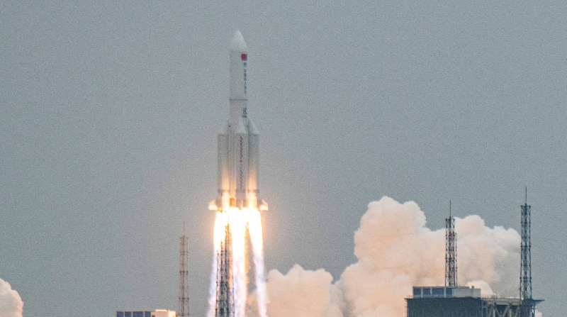 El cohete chino, que despegó el 24 de julio de 2022 de la isla meridional de Hainan y tenía como objetivo transportar un módulo a la estación espacial orbital china, la "Tiangong", estuvo desde entonces dando vueltas a la Tierra. Foto: EFE
