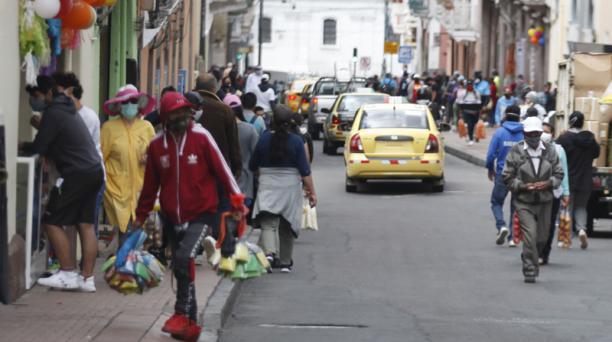 Con miles de desempleados, el trabajo informal se incrementa en las calles del país. Foto: Patricio Terán / EL COMERCIO