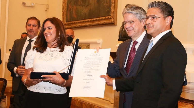 La hija de Alfredo Pinoargote, Paola Pinoargote (i), recibió la condecoración para su padre. Foto: Gobernación del Guayas