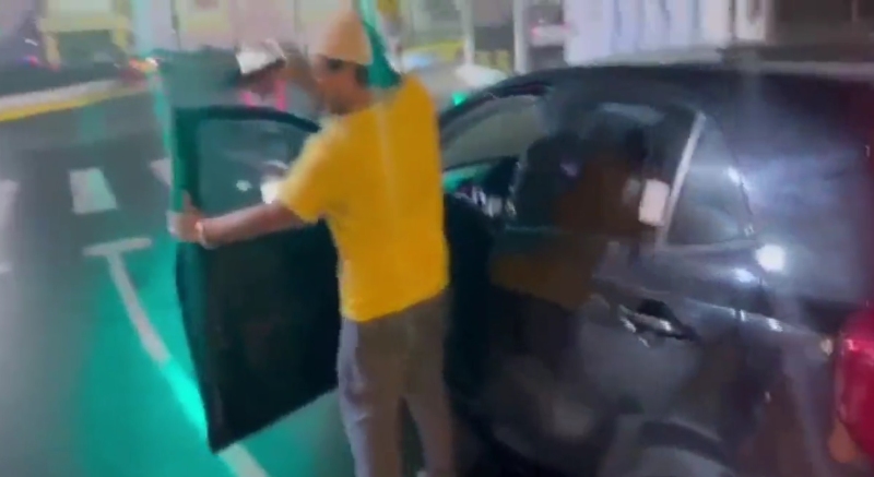 En un video se observa el momento en que el conductor amenaza al agente de tránsito con un arma de fuego, antes de huir. Foto: Captura de video