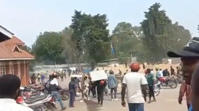 Ciudadanos bloquearon carreteras durante la protesta en la República Democrática del Congo al exigir la salida de la ONU. Foto: Captura