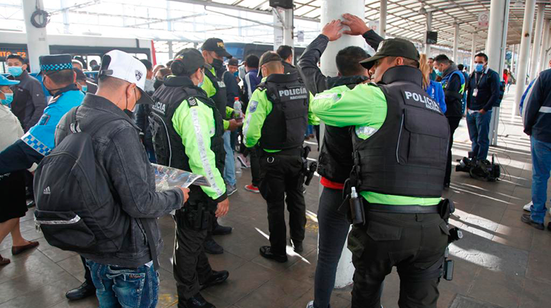 Policía Nacional realizó un operativo para decomisar armas blancas en el transporte municipal. Foto: Patricio Terán / EL COMERCIO