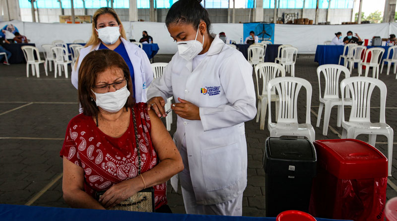 En Guayaquil, el Municipio brinda un descuento del 5% en el impuesto predial a las personas que cumplen con las tres dosis de las vacunas contra el covid-19. Foto: Archivo/ EL COMERCIO