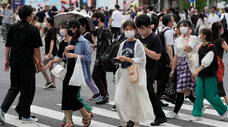 Es la séptima ola de covid que vive el país y el Gobierno nipón decidió ampliar el grupo de personas que pueden recibir una cuarta dosis de la vacuna. Foto: EFE