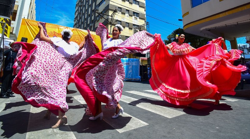 Varios grupos de danza amenizaron la jornada en el Festival de la calle Córdova. Foto: Enrique Pesantes / El Comercio