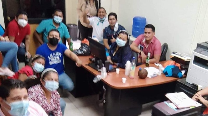 Imagen que se hizo viral donde se encontraban funcionarios libando en el Hospital Martín Icaza de Babahoyo. Foto: Redes Sociales