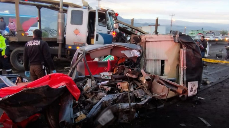Dos de las víctimas fueron extraídas del camión, cuya cabina quedó destrozada por el impacto con la plataforma. Foto: Facebook Bomberos Mejía