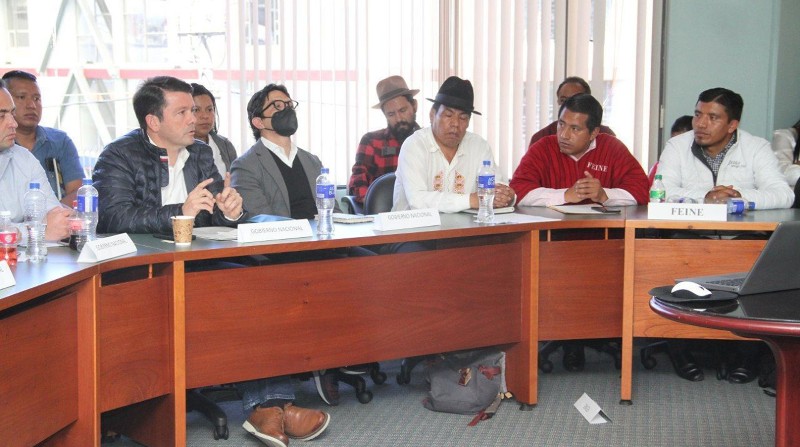 El jueves pasado, el Gobierno y el movimiento indígena se reunieron para acordar la metodología, los temas y un cronograma. Foto: Cortesía Ministerio de Gobierno