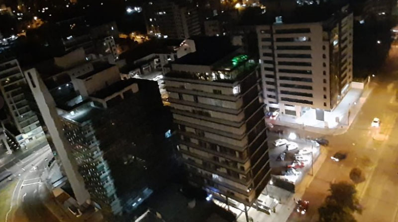 Los funcionarios colocaron equipos para medir el ruido de una discoteca ubicada en el penthouse de un edificio, en el norte de Quito. Foto: Twitter Secretaría de Ambiente