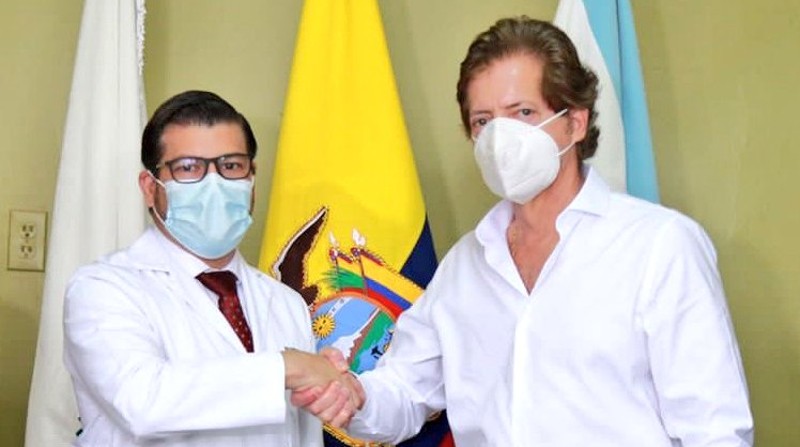A la izquierda de la fotografía, el médico urólogo Francisco Pérez, recién posesionado. A la derecha, Alfredo Ortega, presidente del Consejo Directivo del IESS. Foto: Cortesía