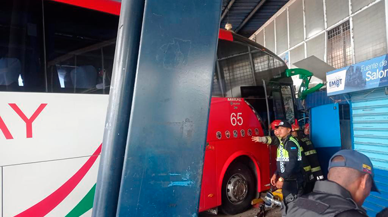 El bus terminó destruyendo un quiosco de la Terminal de Durán. Foto: redes sociales