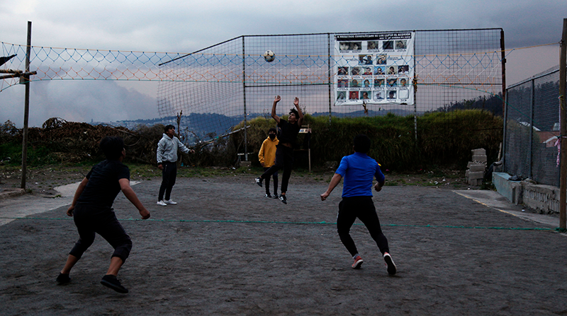 Moradores de La Comuna juegan un partido de ecuavóley en la cancha que aún está en reconstrucción. Foto: Patricio Terán / EL COMERCIO