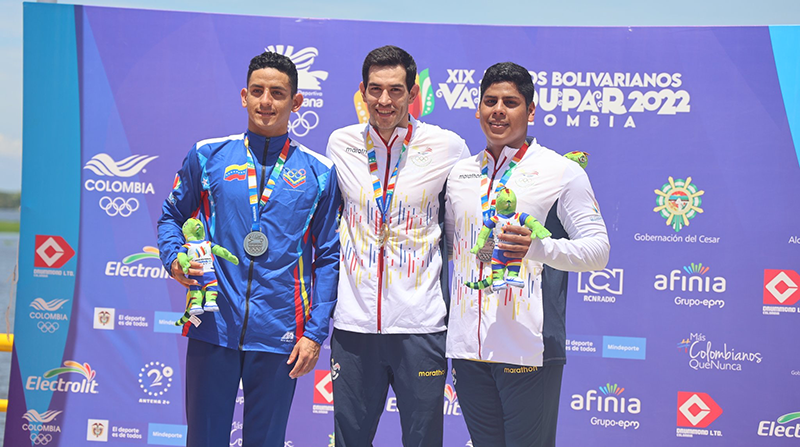 Esteban Enderica (centro) y David Farinango (derecha) alcanzaron medallas esta mañana en Valledupar. El primero ganó la de oro en los 5000 metros de aguas abiertas.Foto: Comité Olímpico