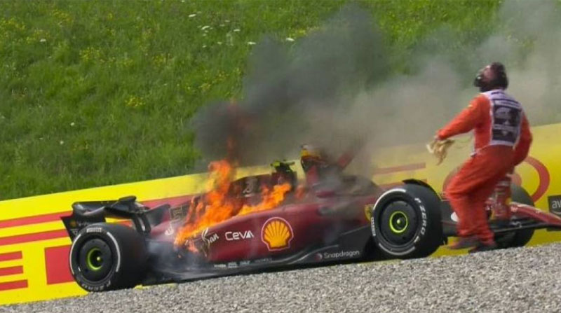 El vehículo del piloto Carlos Sainz se incendió en el GP de Austria, el 10 de julio del 2022. Foto: Twitter @AlexPeKeaton