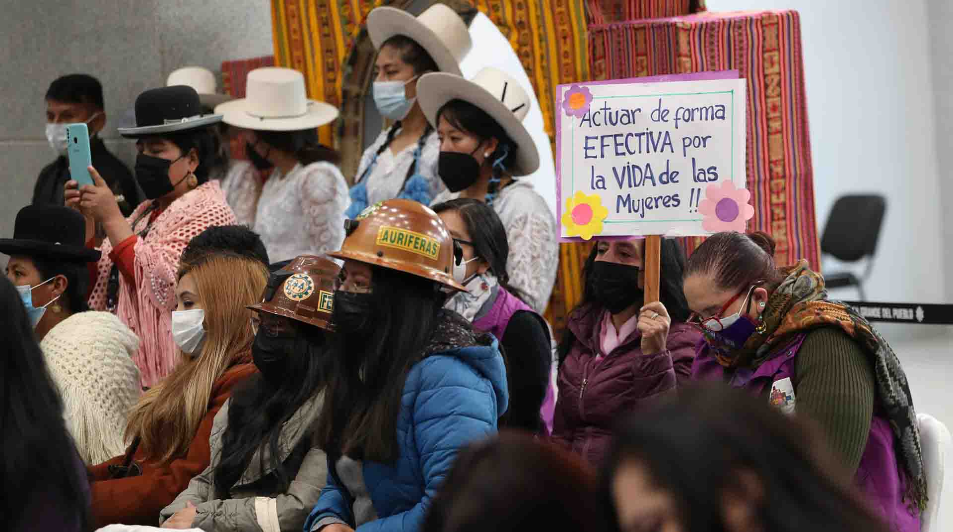 Imagen referencial. Mujeres y activistas acuden a la firma de la Ley de protección a las víctimas de feminicidio e infanticidio, en la Casa Grande del Pueblo en La Paz. Foto: EFE.