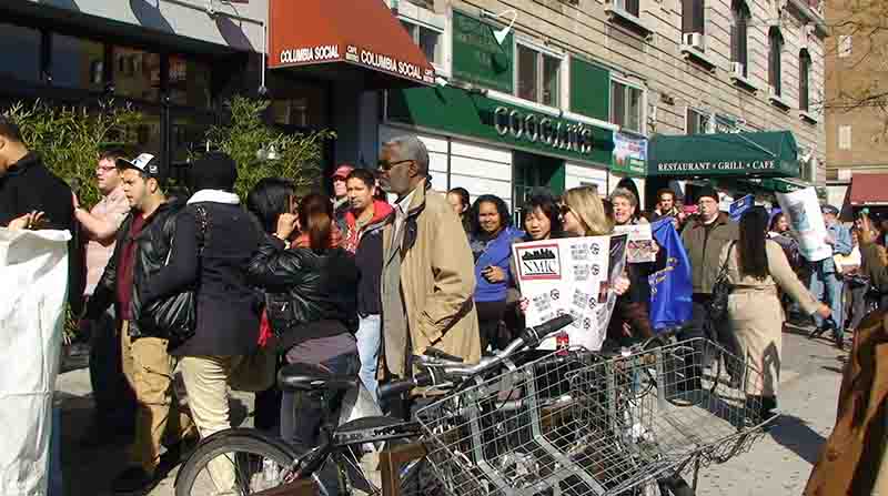 Imagen referencial. Un grupo de ciudadanos hispanos en Nueva York. Foto: EFE.