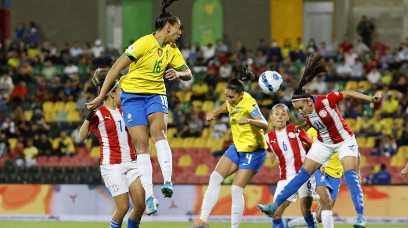 Brasil y Paraguay disputan un cotejo en la Copa América Femenina. Foto: EFE