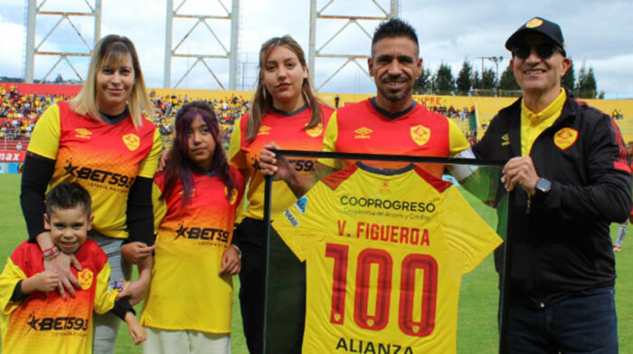 Víctor Figueroa llegó a los 100 partidos con Aucas. Foto: Twitter @Aucas45