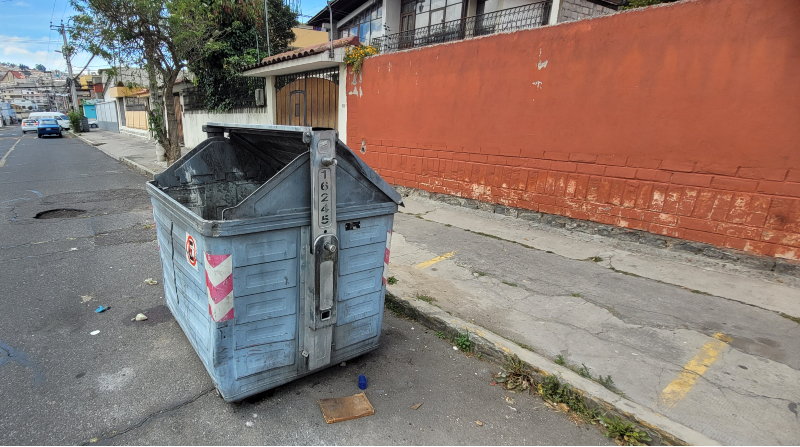 La reposición de contenedores es producto del uso inadecuado por parte de ciudadanos. Foto: EL COMERCIO.