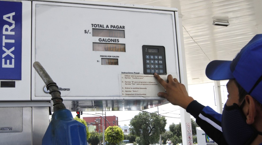 Desde que el subsidio a los combustibles se estableció en 1974, favorece a los sectores de mayores recursos y no a los más pobres. Foto: Vicente Costales / El Comercio