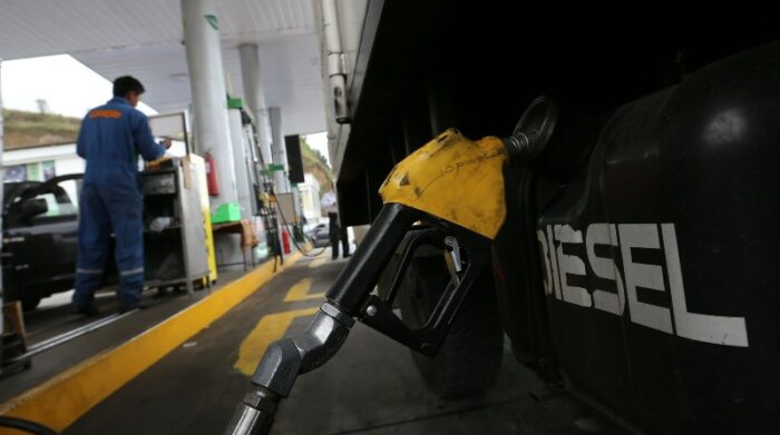 Para el sector automotor, el precio del diésel y las gasolinas extra y ecopaís tuvieron una reducción de USD 0,15 por galón. Foto: ARCHIVO / EL COMERCIO