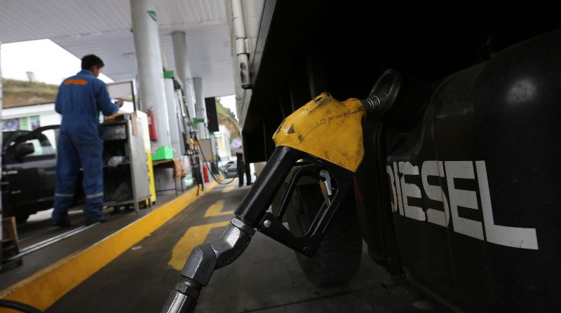 Para el sector automotor, el precio del diésel y las gasolinas extra y ecopaís tuvieron una reducción de USD 0,15 por galón. Foto: ARCHIVO / EL COMERCIO