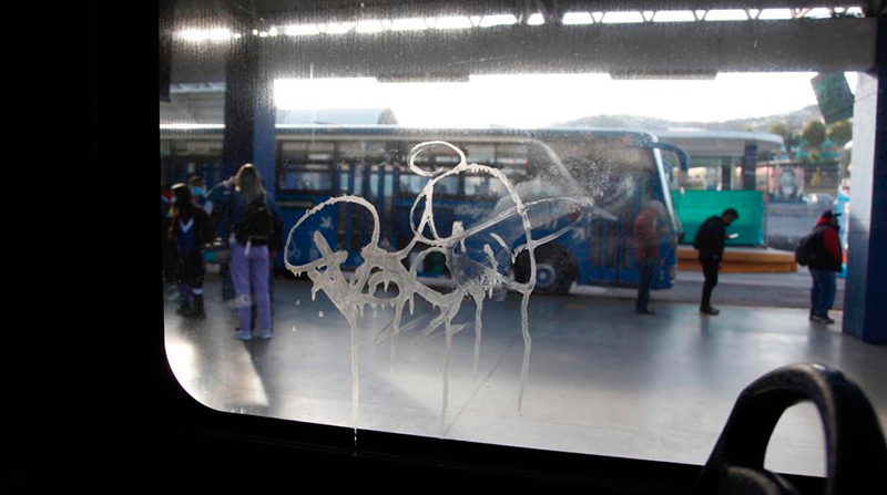 Unidad del trolebús con un grafiti en una de sus ventanas. Foto: Patricio Terán / EL COMERCIO