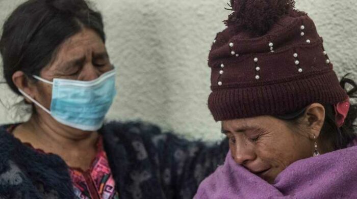Magdalena Tepaz (d), madre de uno de los migrantes fallecidos en el contenedor en San Antonio Texas Estados Unidos, llora a las afueras de la cancillería en Ciudad de Guatemala (Guatemala). Foto: EFE/Esteban Biba