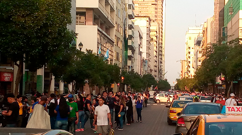 Ciudadanos en la avenida 9 de Octubre tras el sismo de 6.0. Foto: Twitter @franlocer