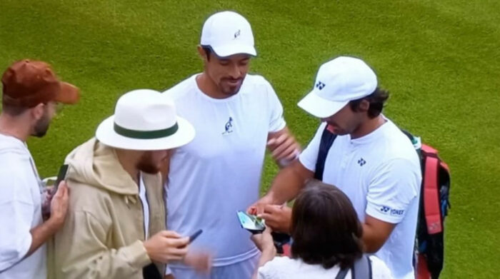 Diego Hidalgo (der.) y Cristian Rodríguez ganaron en la primera ronda de Wimbledon. Foto: Twitter @kennycastrog