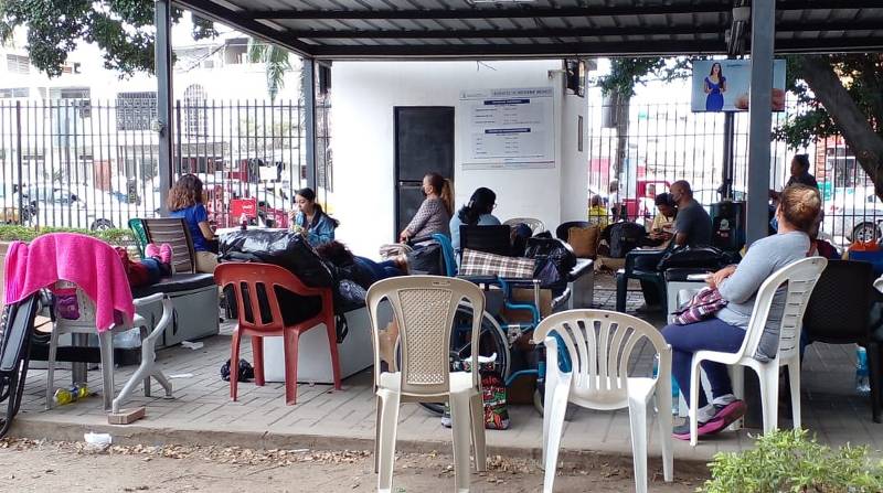 Los familiares de los afiliados que ingresan a Emergencia en el Hospital Teodoro Maldonado tienen un espacio de espera junto a los jardines. Foto: Elena Paucar / EL COMERCIO