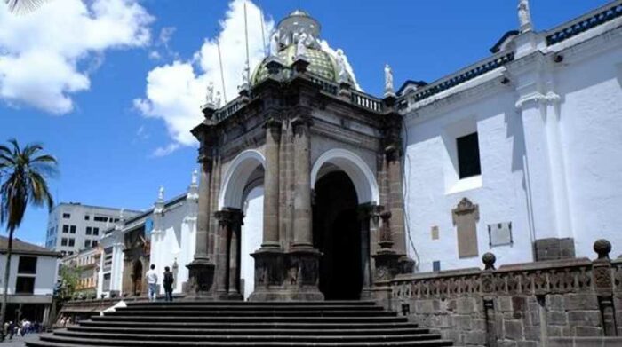 En la iglesia Catedral Metropolitana, ubicada en el centro histórico de Quito, se efectuará la misa por el desabastecimiento de medicinas. Foto: Internet