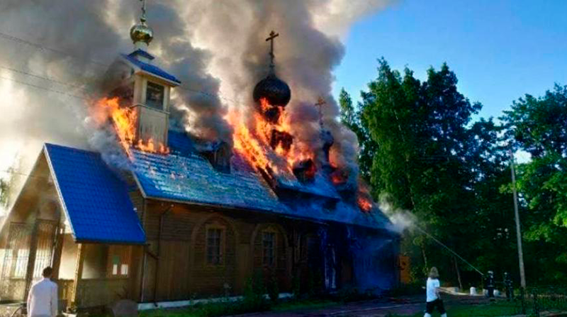 Las llamas alcanzaron rápidamente el techo de madera de la iglesia. Foto: Metrópolis de San Petersburgo