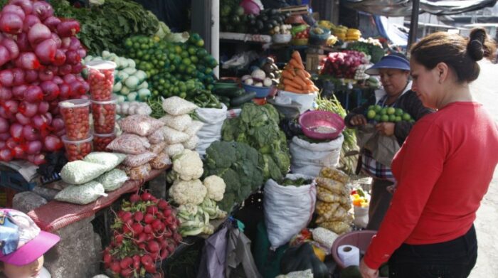 Venta de alimentos en el Mercado Mayorista de Quito. Los precios han bajado, aunque algunos muestran fluctuaciones. Foto: Archivo / El Comercio